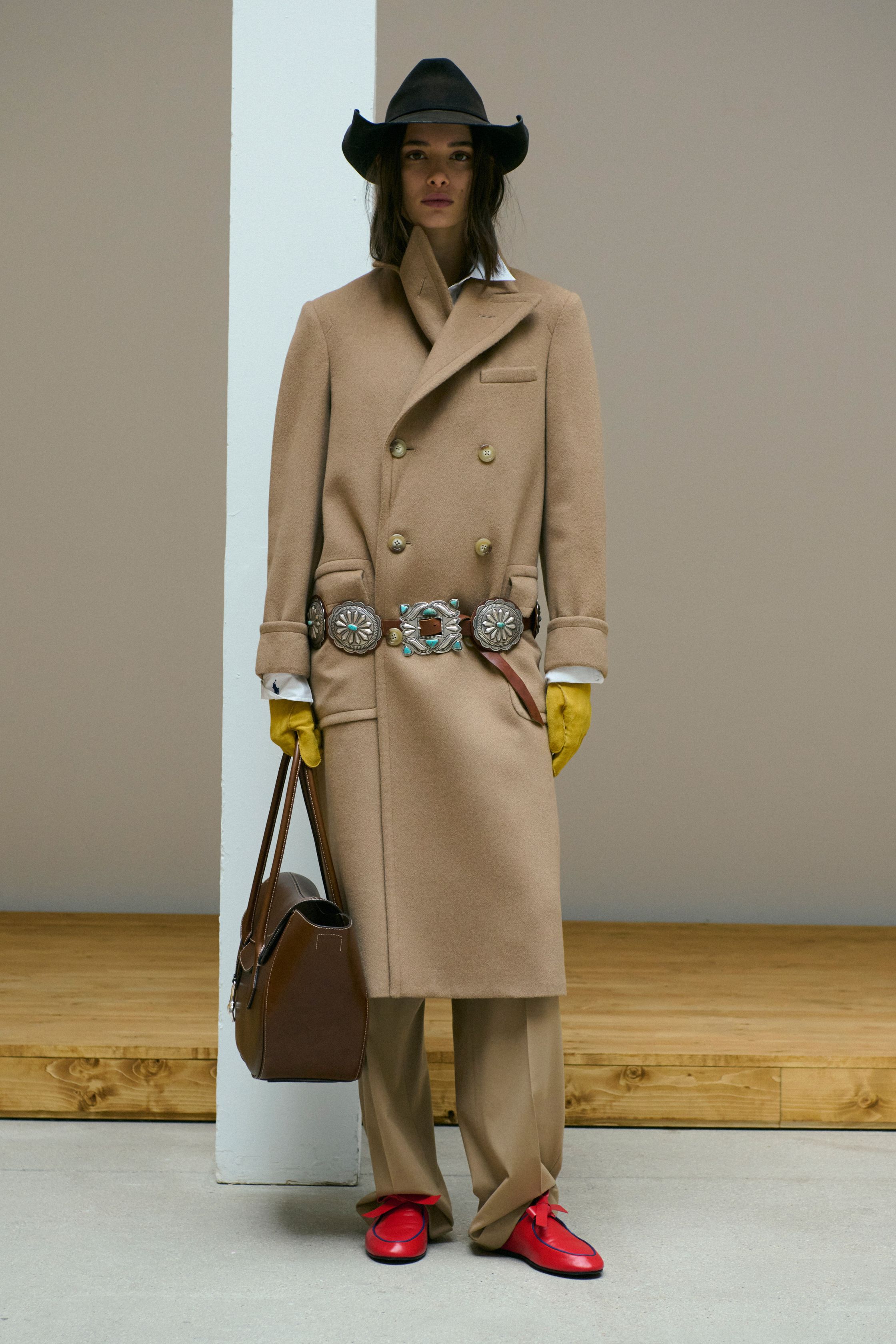 Polo Ralph Lauren在2026秋冬系列中继续演绎经典美式风格，通过西部元素、学院风与复古剪裁构建标志性的品牌衣橱。牛仔外套、格纹大衣与皮革夹克营造出浓厚的美国西部氛围，而宽松西装与羊毛外套则带来都市优雅。帽子、皮带与流苏细节强化复古气质，使整个系列呈现出典型的Ralph Lauren式美式浪漫-顽石频道趋势研究